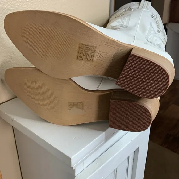 Western Floral Embroidered Rhinestone White Boots NEW in box - Picture 8 of 8